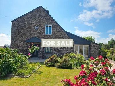 Traditional House with Garden and Detached Outbulding