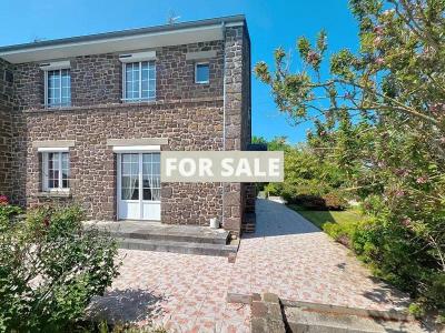 Traditional House with Garden and Detached Outbulding