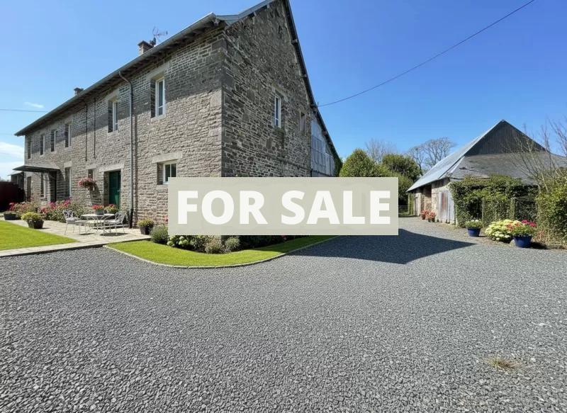 Detached House with Garden and Heated Pool