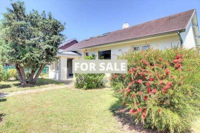 Detached House with Garden by the Coast