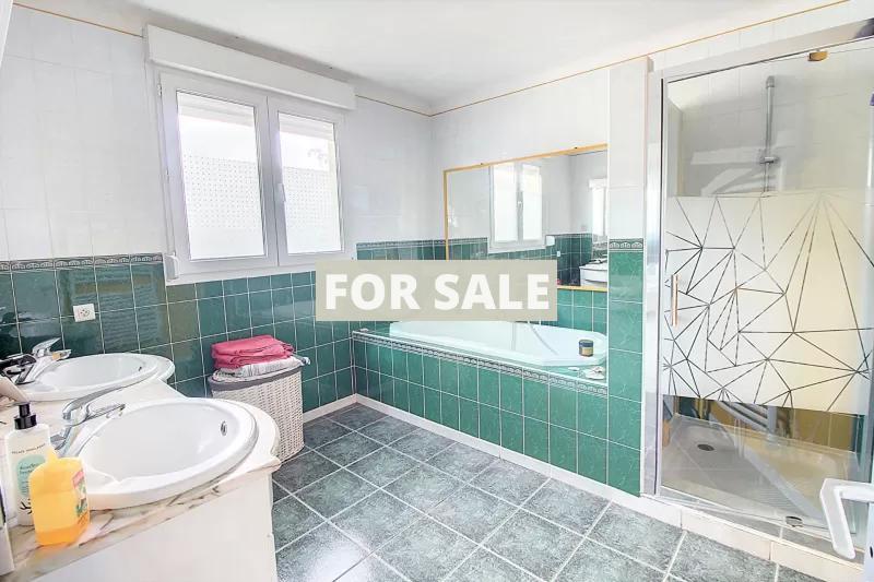 Lovely Detached House and Garden by the Coast