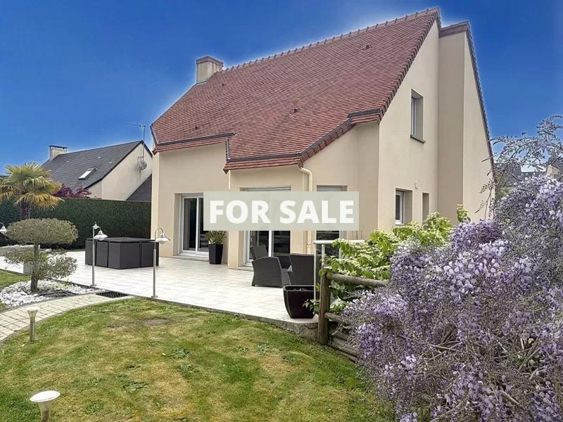 Main Photo of a 4 bedroom  Maison for sale