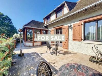 Detached Country House with Landscaped Garden