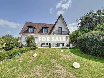 Contemporary Detached House with Garden