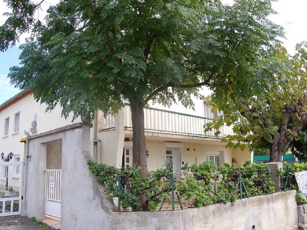 Main Photo of a 6 bedroom  Villa for sale