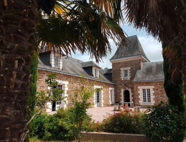 Manor House with Outbuilding and Land and Lake