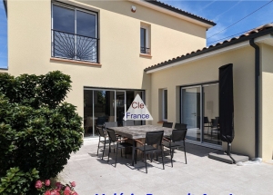 Contemporary Detached House with Lovely Garden