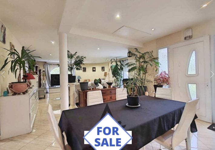 Contemporary Detached House with Garden