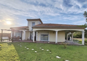 Contemporary Detached House with Garden