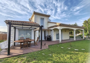 Contemporary Detached House with Garden