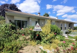 Single Storey Detached Villa With Garden