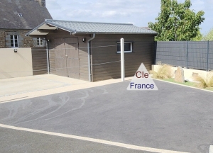 Contemporary Detached House with Garden