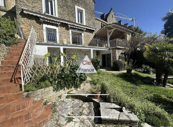 Main Photo of a 6 bedroom  House for sale