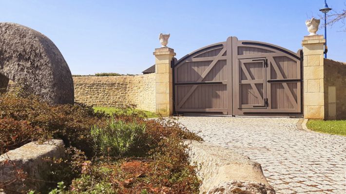Detached House with Landscaped Garden