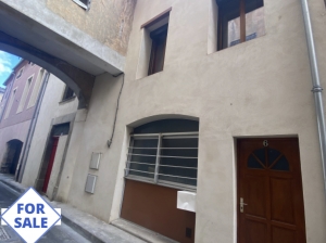 Spacious Renovated Town House With Workshop And Shed