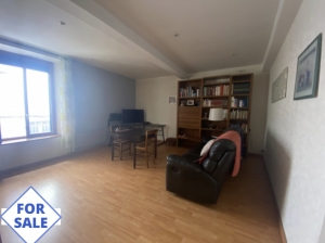 Spacious Renovated Town House With Workshop And Shed
