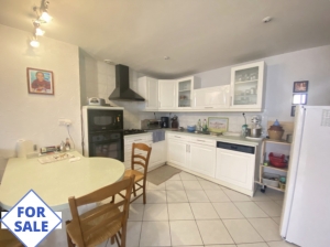 Spacious Renovated Town House With Workshop And Shed