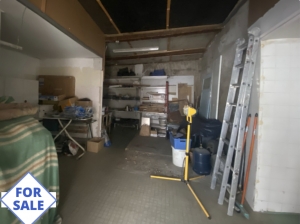 Spacious Renovated Town House With Workshop And Shed