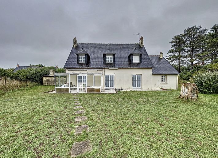 Detached Country House with Landscaped Gardens