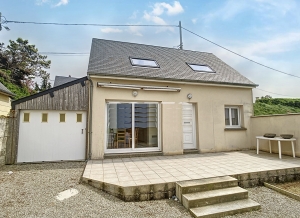 Detached House with Garden by the Coast