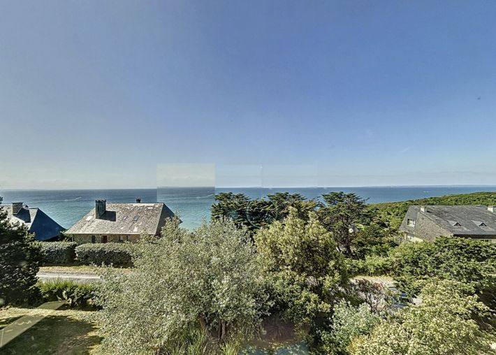 Main Photo of a 5 bedroom  House for sale