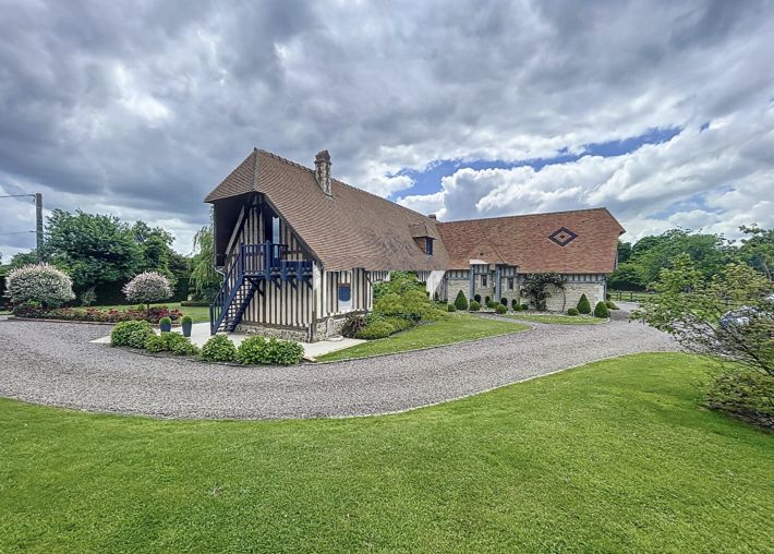 Main Photo of a 6 bedroom  House for sale