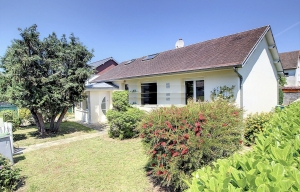 Detached House with Garden by the Coast