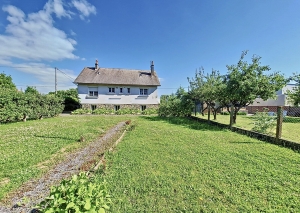 Detached House with Garden By the Coast