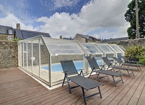 Beautiful House with Covered Swimming Pool