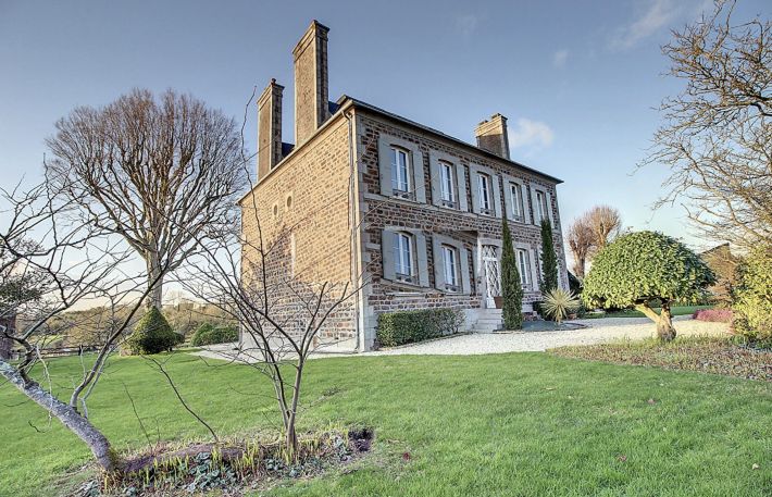 Main Photo of a 4 bedroom  House for sale