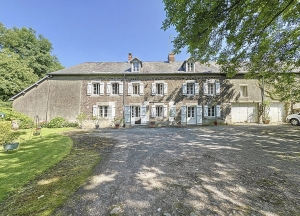Stunning Detached House with Lake