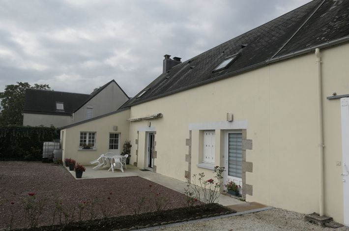 Main Photo of a 4 bedroom  House for sale
