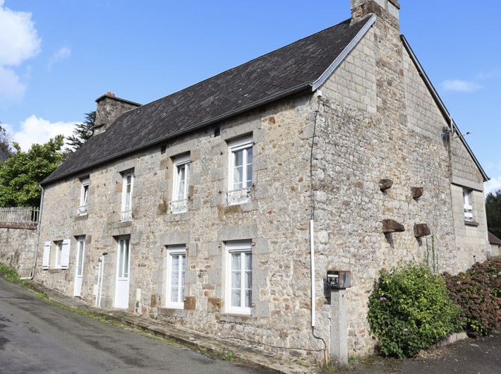 Main Photo of a 5 bedroom  House for sale