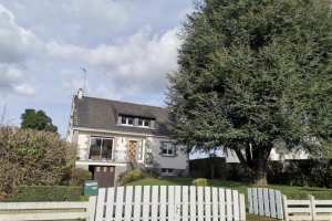 Detached House with Garden and Open View