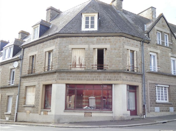 Main Photo of a 4 bedroom  Town House for sale