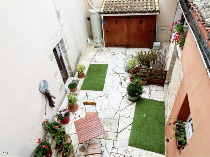 Lovely Town House With Courtyard, Ideal Holiday Home