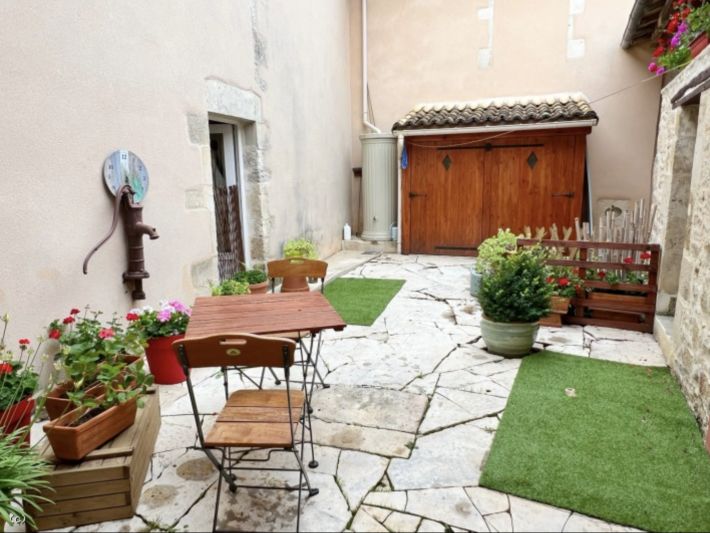 Lovely Town House With Courtyard, Ideal Holiday Home