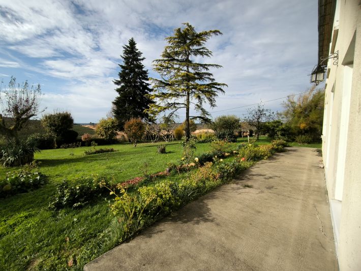 Detached House with Barn, Private Garden and Open View