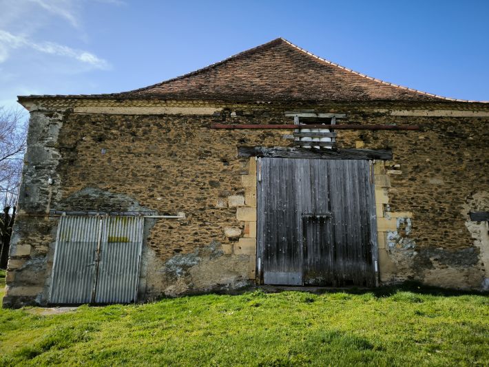 Farmhouse with Outbuildings and 20 Hectares of Land