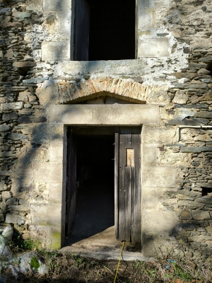 Farmhouse and Two Barns on One Hectare of Land