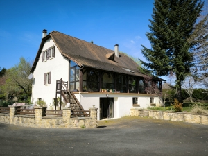 Detached Country House with Swimming Pool