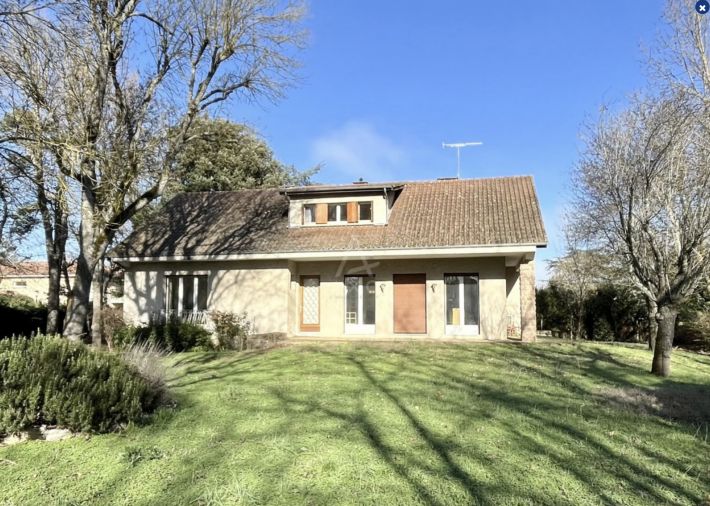 Main Photo of a 4 bedroom  House for sale