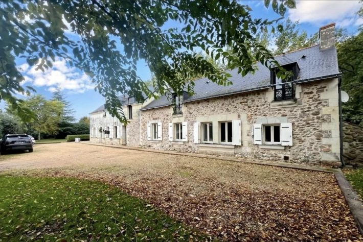 Main Photo of a 5 bedroom  House for sale