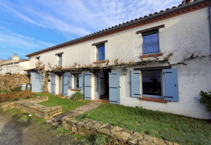 Main Photo of a 4 bedroom  House for sale