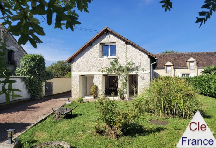 Main Photo of a 6 bedroom  House for sale