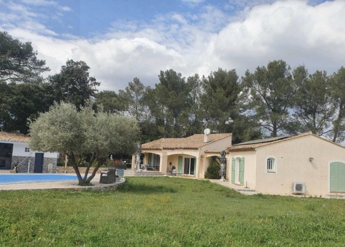 Detached Villa with Swimming Pool
