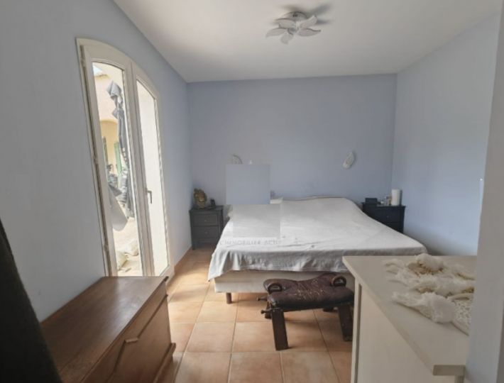 Detached Villa with Swimming Pool