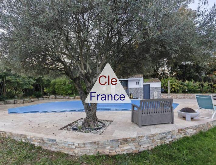Detached Villa with Swimming Pool