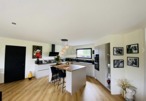 Detached House with Pool, not Overlooked