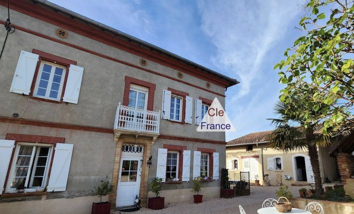 Main Photo of a 4 bedroom  House for sale
